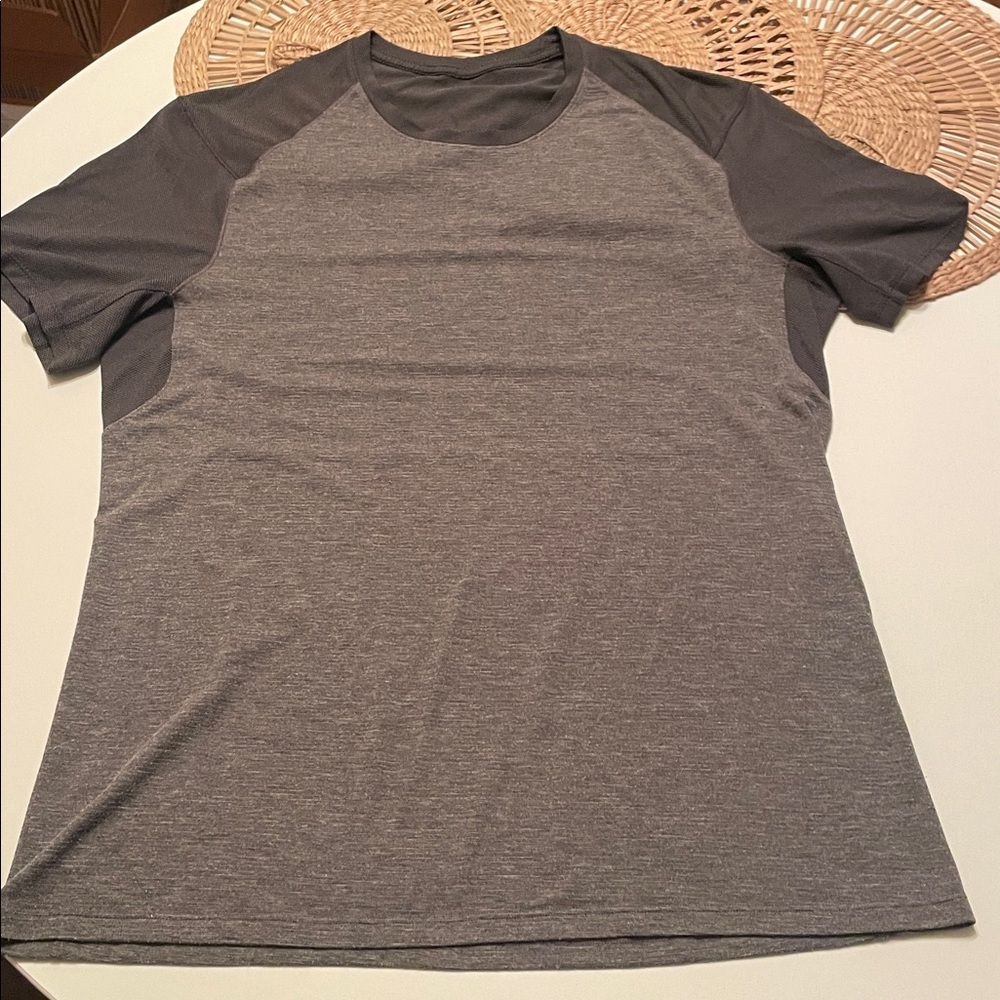 Lululemon Men's Gray‎ Tee